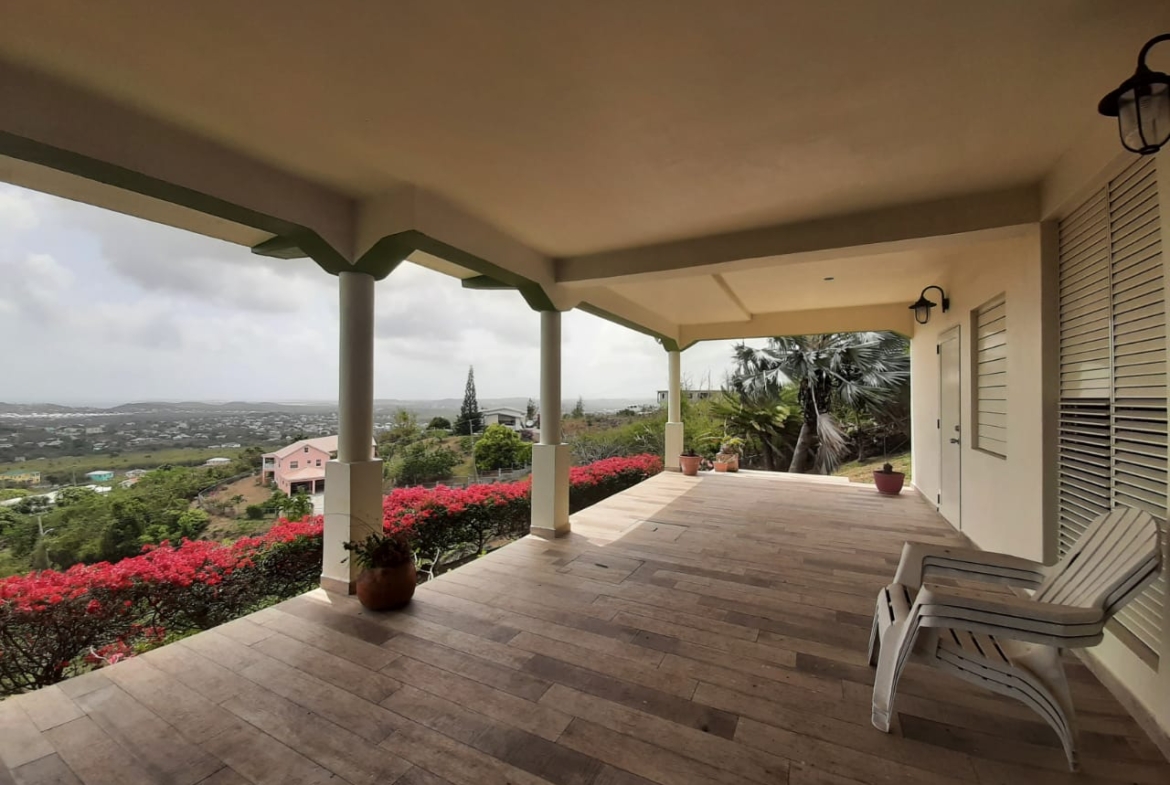 Landscaped backyard perfect for relaxation in Scotts Hill rental